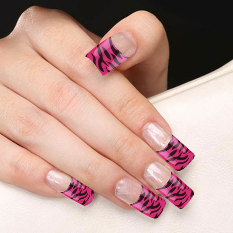 una manicure fench unghie molto originale con una fantasia zebrata rosa e nera