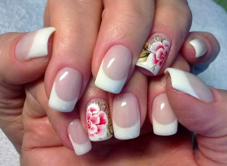 una manicure french unghie colorate solo sull'anulare dove spicca un fiore rosso e bianco