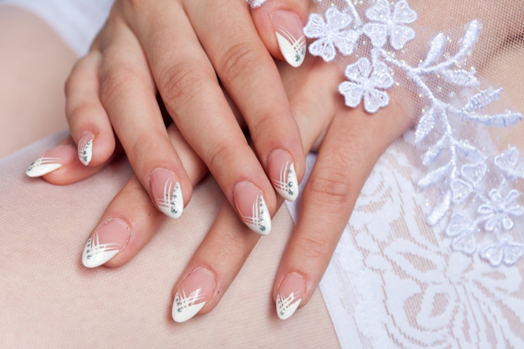 una proposta per gel unghie french da sposa a stiletto con decorazioni raffinate