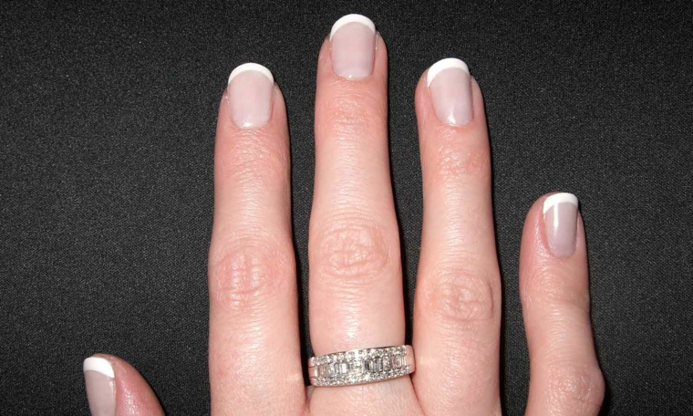 una manicure gel unghie french tradizionale con unghie di una lunghezza medio-corta