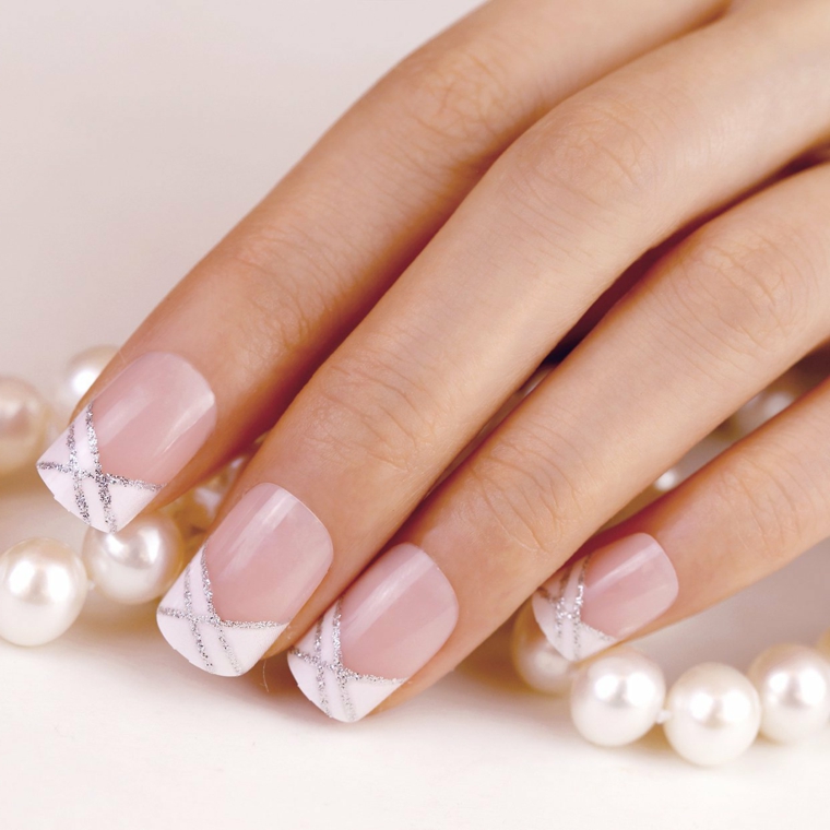 una proposta per la manicure da sposa con unghie gel french bianco e decorazioni argento