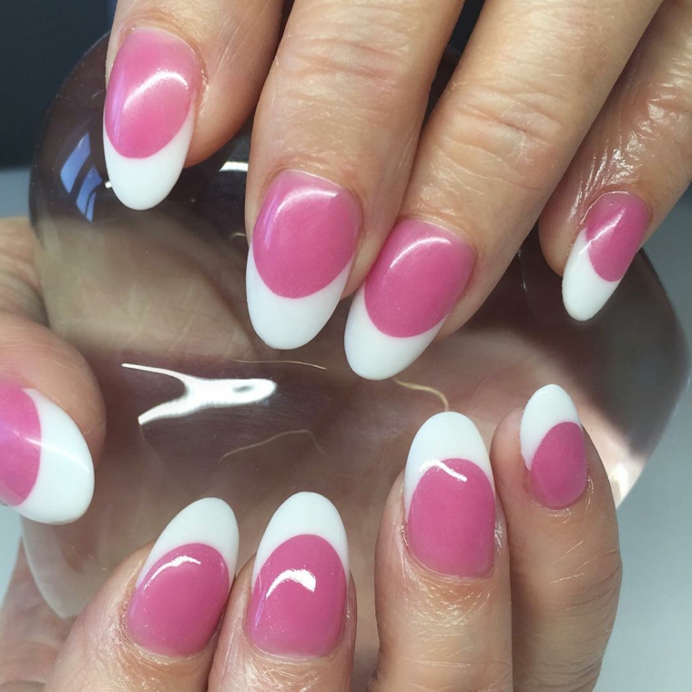 una manicure ispirata alla french con unghie a stiletto e smalto rosa lucido